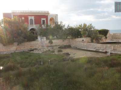 Dinanzi alla villa si trova una piscina artificiale comunicante con il mare, sfruttata in passato per l'allevamento dei cefali